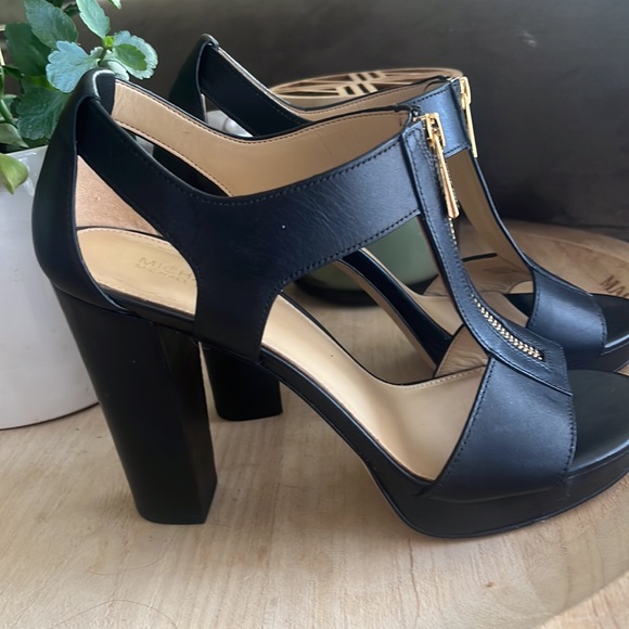 Michal Kors Wiman Heals 8 1/2 - Picture 3 of 7